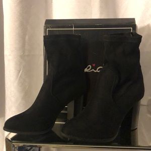 SOLD!Quipid black ankle booties🌙✨